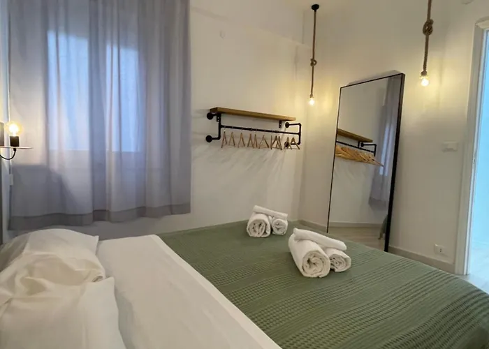{Palazzo Fodale-5 Stelle} Apartment 70\'S Rooms